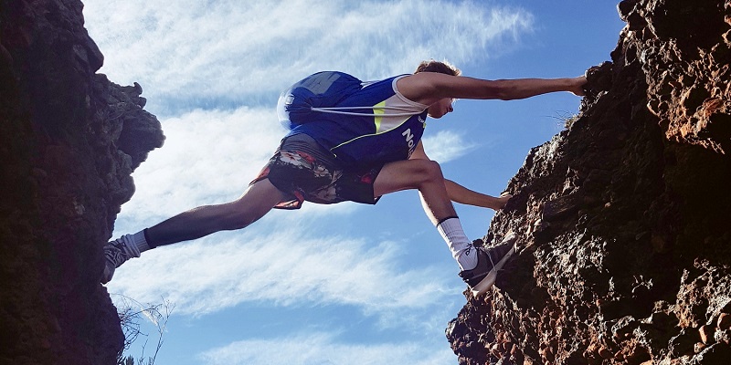 逆境中砥砺前行，公司客户群稳步扩大